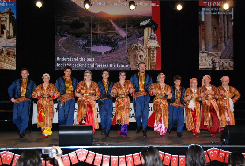 2008 Mall Performance - Carassauga